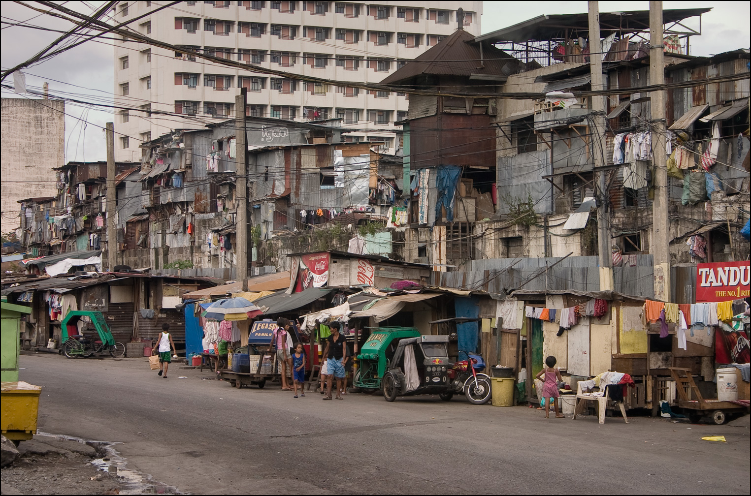 Manila, capital das Filipinas (Qualquer semelhança com nossa paisagem urbana pode não ser mera coincidência)